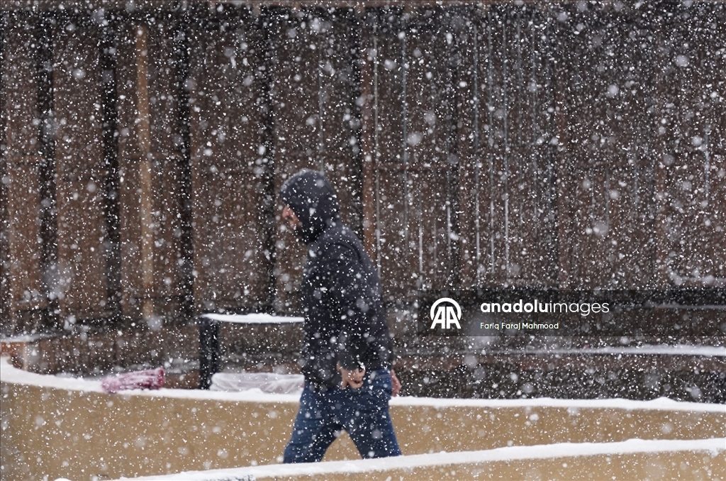 Irak'ın Süleymaniye kentinde kar yağışı etkili oldu