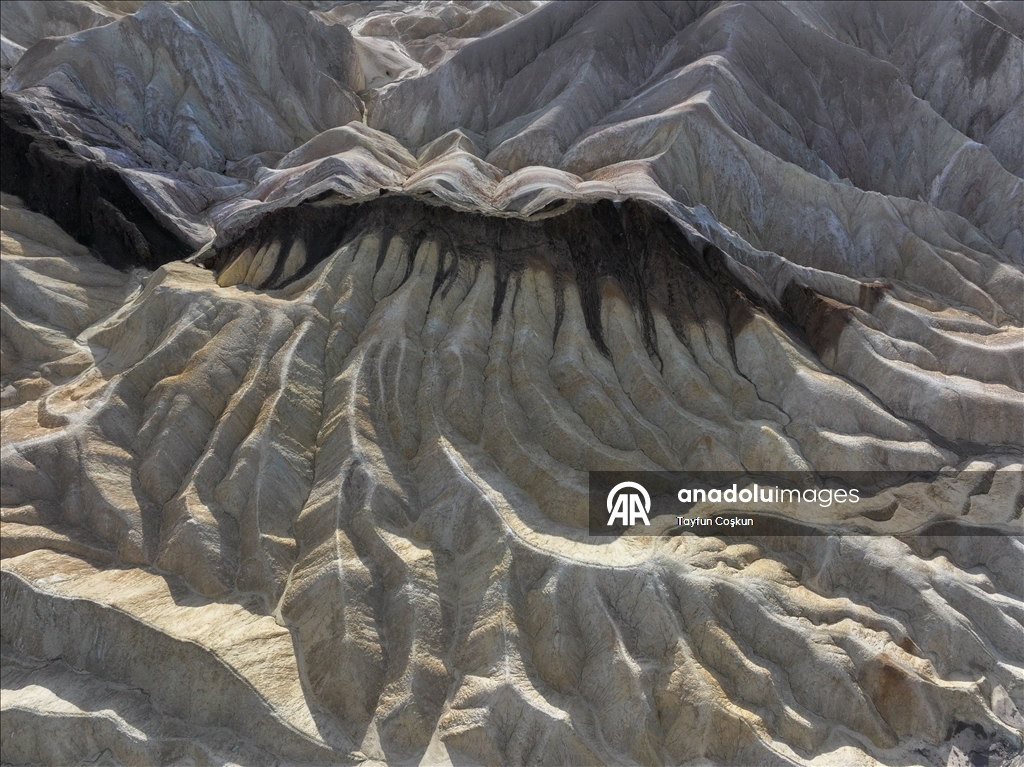 Death Valley'deki Zabriskie Point'te jeolojik arazi şekilleri havadan görüntülendi