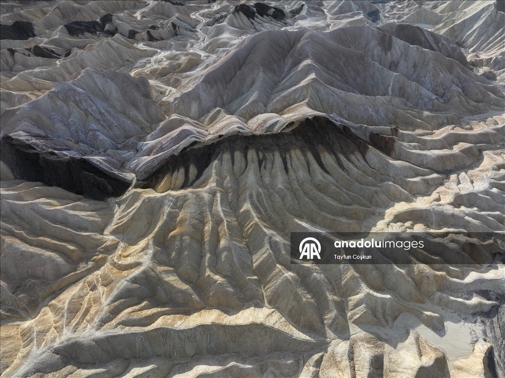 Death Valley'deki Zabriskie Point'te jeolojik arazi şekilleri havadan görüntülendi