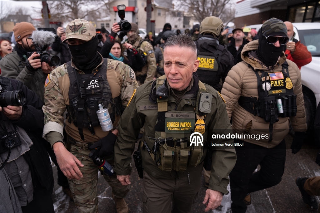 Жители протестовали против сотрудника таможни США Грегори Бовино в Миннесоте, когда он делал покупки на автозаправке