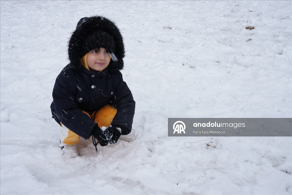 Irak'ın Süleymaniye kentinde kar yağışı etkili oldu