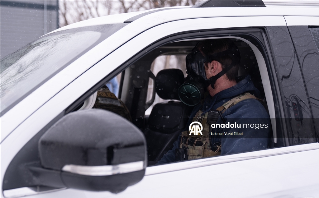 Жители протестовали против сотрудника таможни США Грегори Бовино в Миннесоте, когда он делал покупки на автозаправке