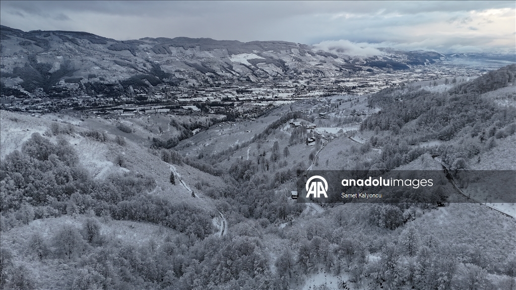 Düzce'deki Yanık Yaylası ve çevresindeki kar manzarası dronla görüntülendi