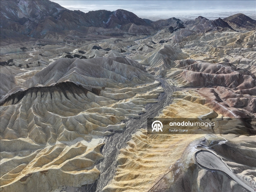 Death Valley'deki Zabriskie Point'te jeolojik arazi şekilleri havadan görüntülendi