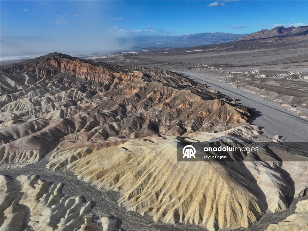Death Valley'deki Zabriskie Point'te jeolojik arazi şekilleri havadan görüntülendi
