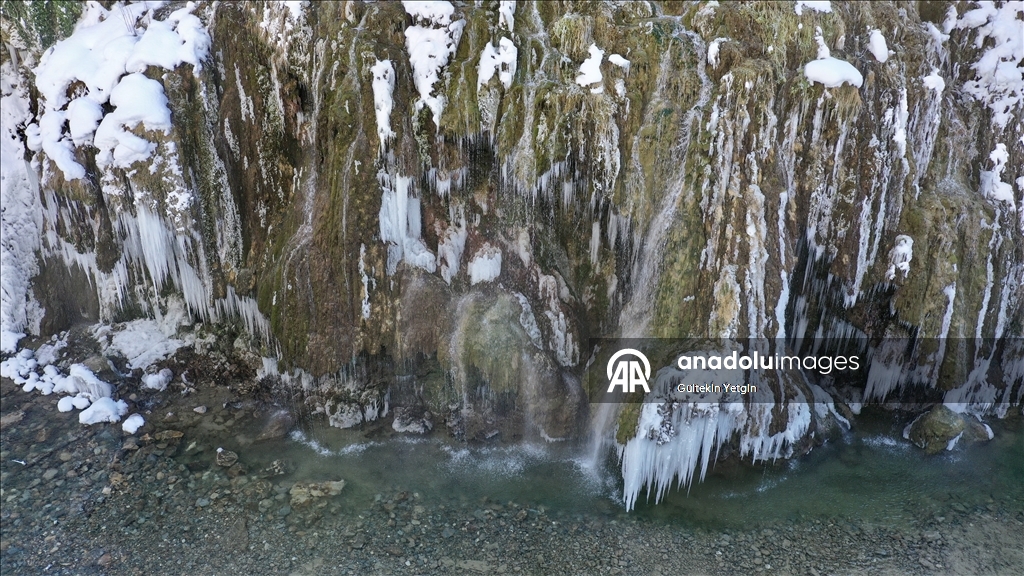 Giresun'daki Mavigöl ile Kuzalan Şelalesi beyaz örtüyle kaplandı