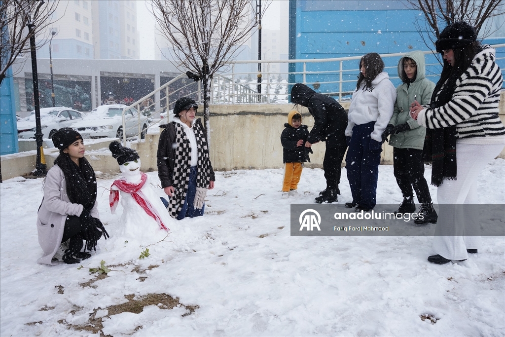 Irak'ın Süleymaniye kentinde kar yağışı etkili oldu