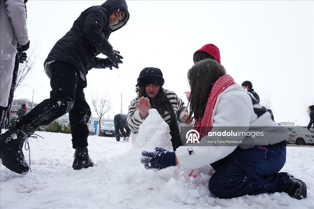 Irak'ın Süleymaniye kentinde kar yağışı etkili oldu