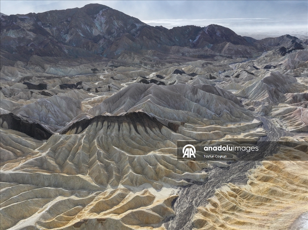 Death Valley'deki Zabriskie Point'te jeolojik arazi şekilleri havadan görüntülendi
