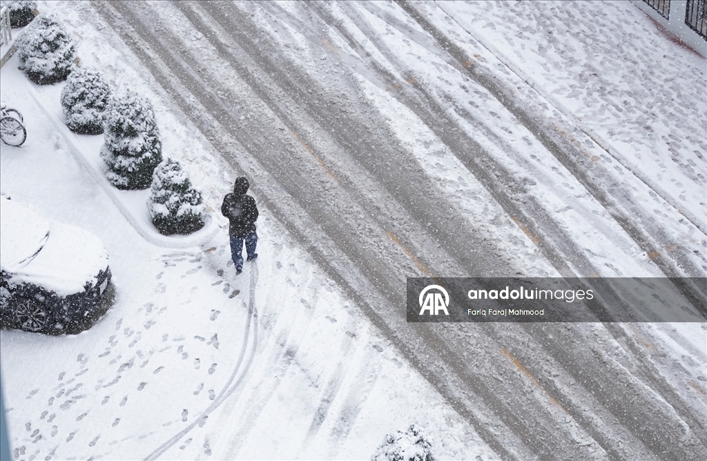 Irak'ın Süleymaniye kentinde kar yağışı etkili oldu