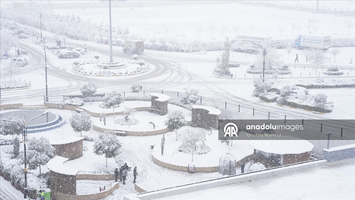 Irak'ın Süleymaniye kentinde kar yağışı etkili oldu