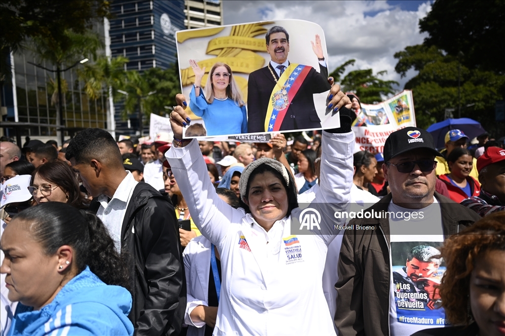 Тысячи людей в Каракасе вышли на митинг в поддержку Мадуро