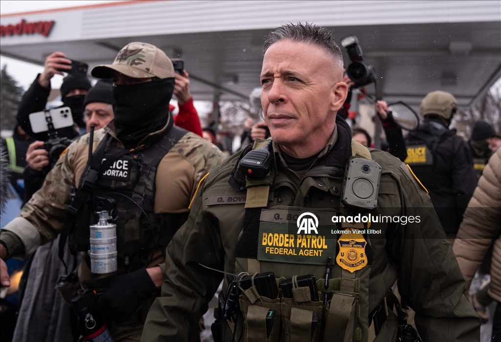 Жители протестовали против сотрудника таможни США Грегори Бовино в Миннесоте, когда он делал покупки на автозаправке