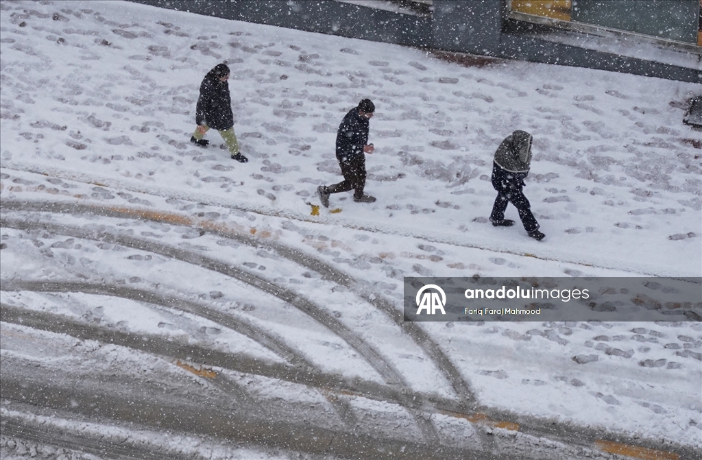 Irak'ın Süleymaniye kentinde kar yağışı etkili oldu