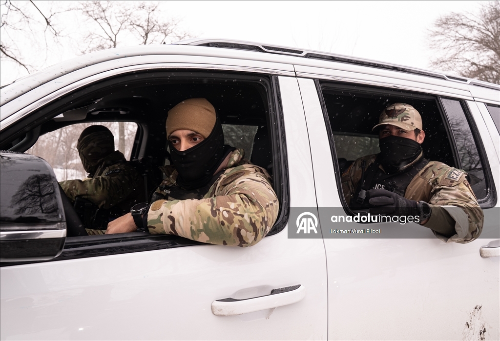 Жители протестовали против сотрудника таможни США Грегори Бовино в Миннесоте, когда он делал покупки на автозаправке