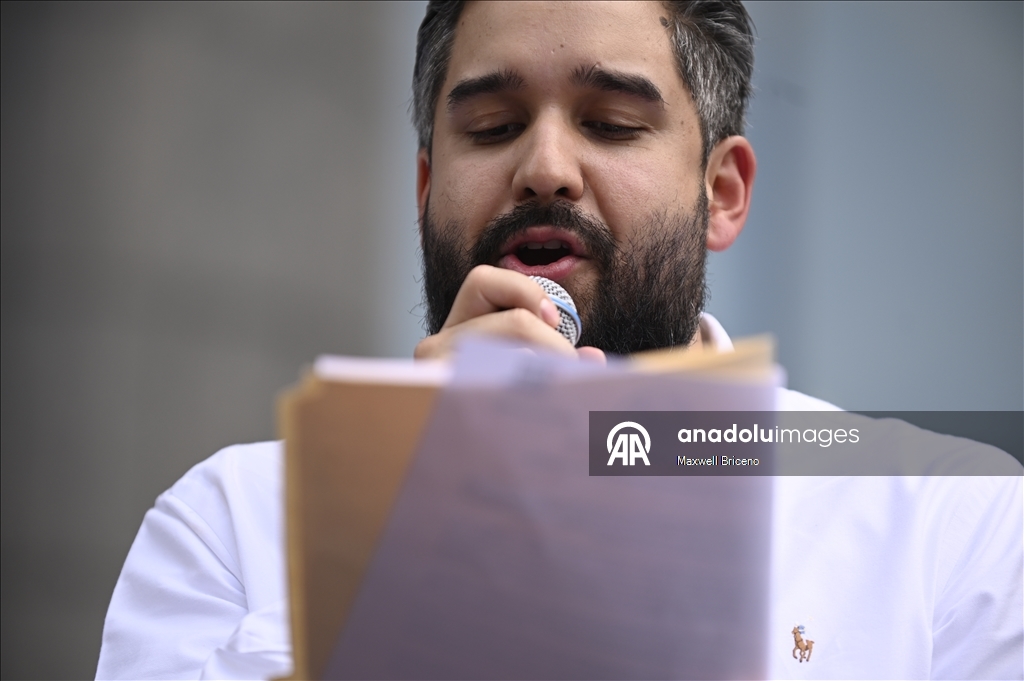 Тысячи людей в Каракасе вышли на митинг в поддержку Мадуро