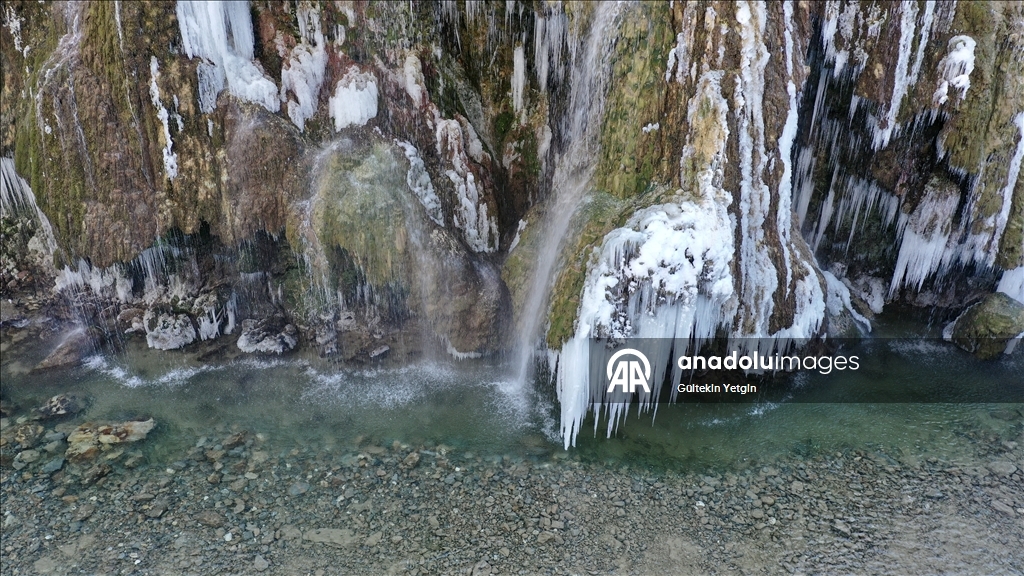 لوحة آسرة.. الثلوج تكسو بحيرة "مافي غل" وشلال "كوزالان" شمالي تركيا