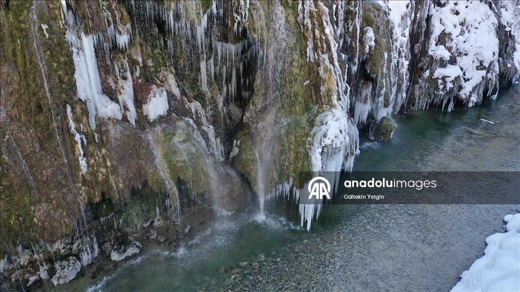 Giresun'daki Mavigöl ile Kuzalan Şelalesi beyaz örtüyle kaplandı