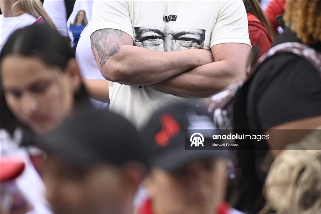 Тысячи людей в Каракасе вышли на митинг в поддержку Мадуро