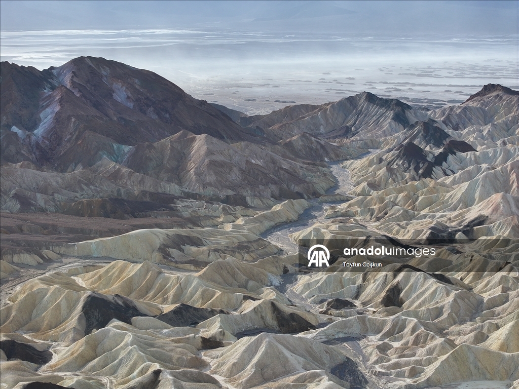 Death Valley'deki Zabriskie Point'te jeolojik arazi şekilleri havadan görüntülendi