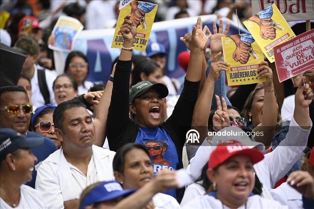 Тысячи людей в Каракасе вышли на митинг в поддержку Мадуро
