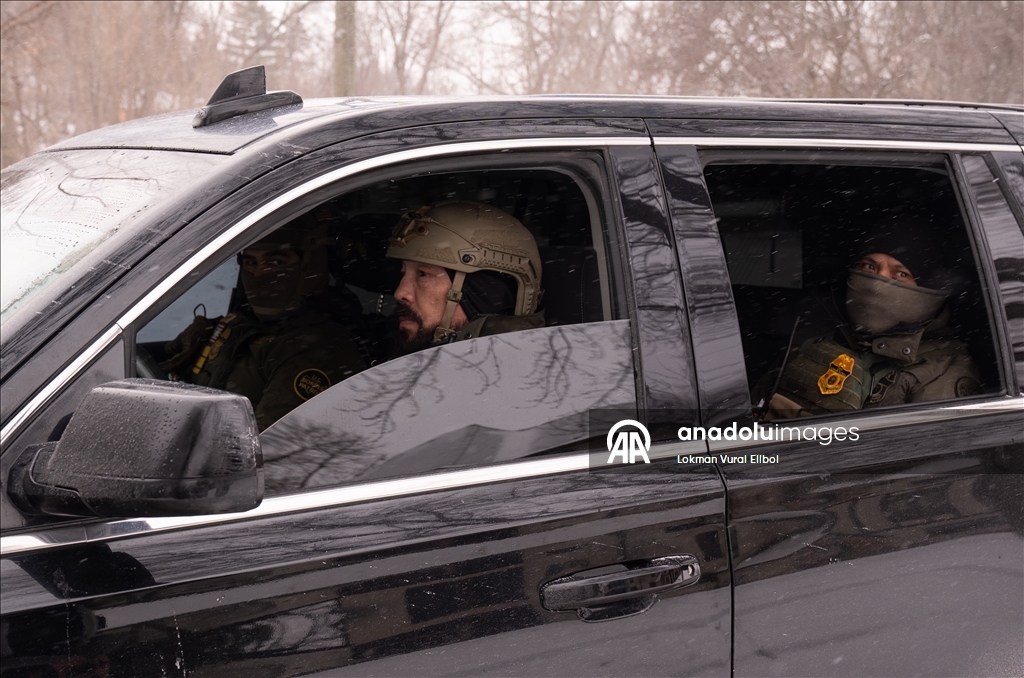 Жители протестовали против сотрудника таможни США Грегори Бовино в Миннесоте, когда он делал покупки на автозаправке