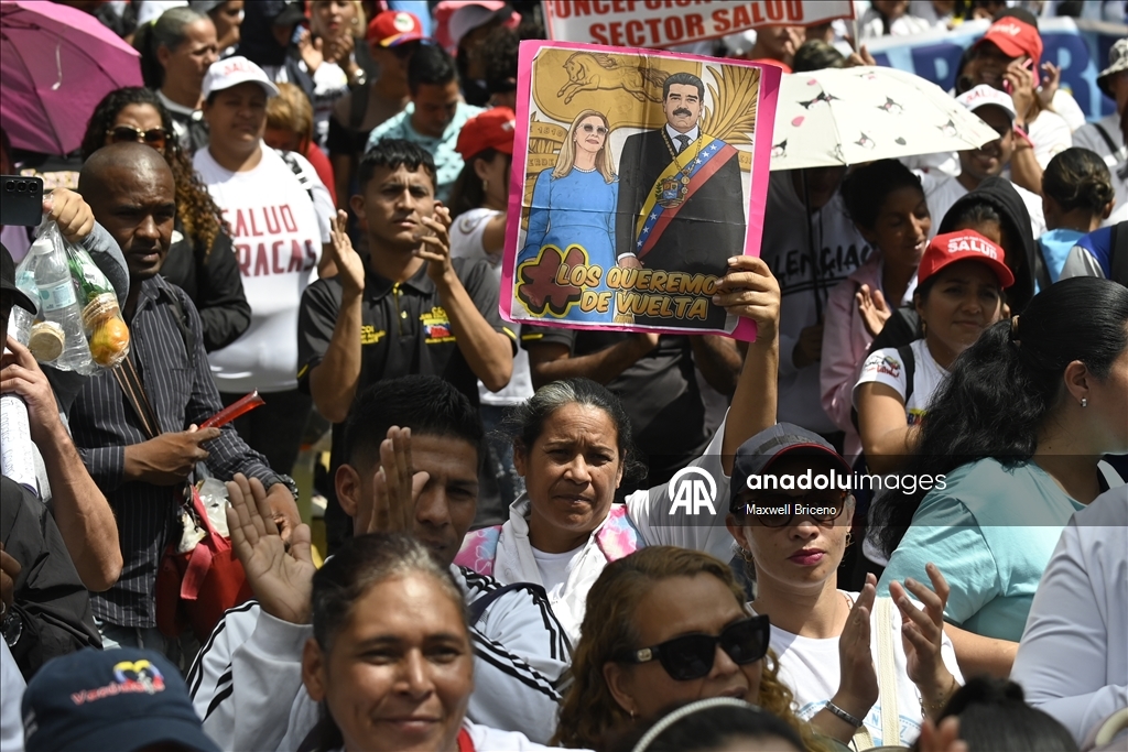 Тысячи людей в Каракасе вышли на митинг в поддержку Мадуро