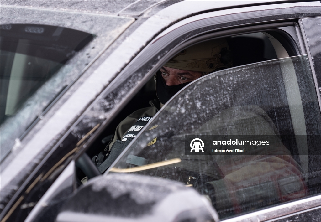 Жители протестовали против сотрудника таможни США Грегори Бовино в Миннесоте, когда он делал покупки на автозаправке