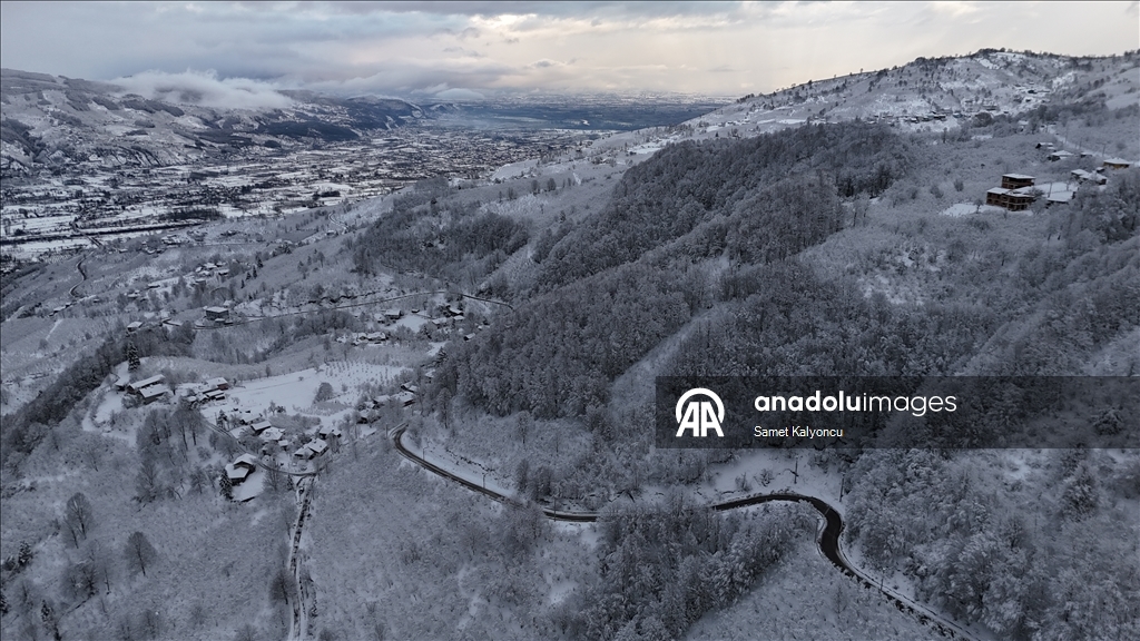 Düzce'deki Yanık Yaylası ve çevresindeki kar manzarası dronla görüntülendi