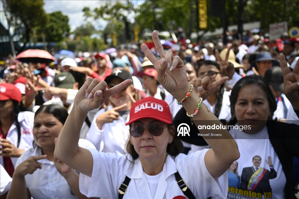 Тысячи людей в Каракасе вышли на митинг в поддержку Мадуро