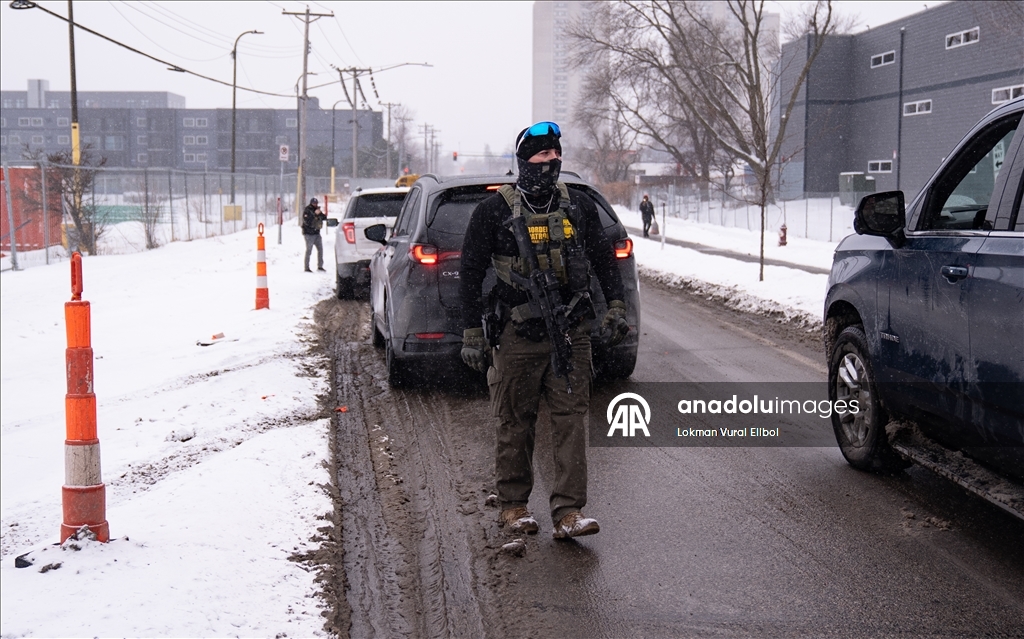 Жители протестовали против сотрудника таможни США Грегори Бовино в Миннесоте, когда он делал покупки на автозаправке