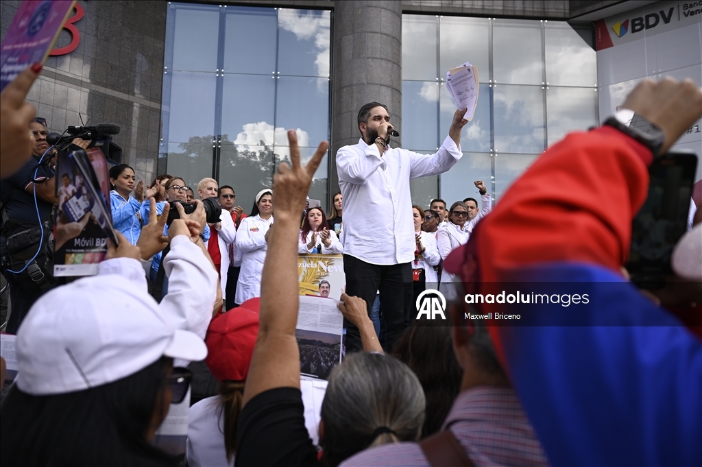 Тысячи людей в Каракасе вышли на митинг в поддержку Мадуро