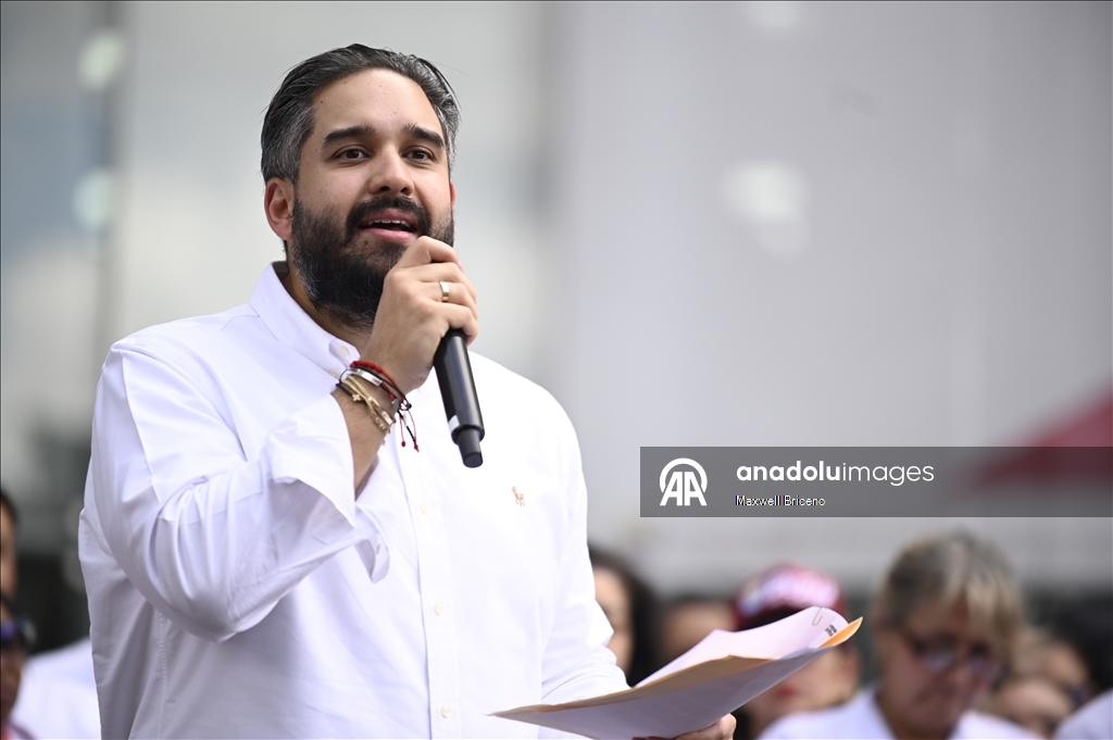 Тысячи людей в Каракасе вышли на митинг в поддержку Мадуро