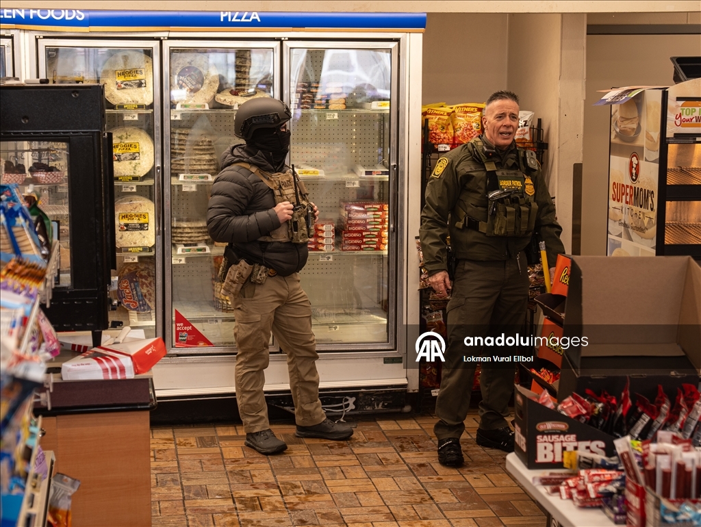 Жители протестовали против сотрудника таможни США Грегори Бовино в Миннесоте, когда он делал покупки на автозаправке