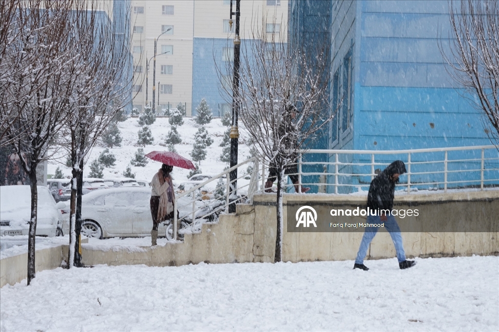 Irak'ın Süleymaniye kentinde kar yağışı etkili oldu