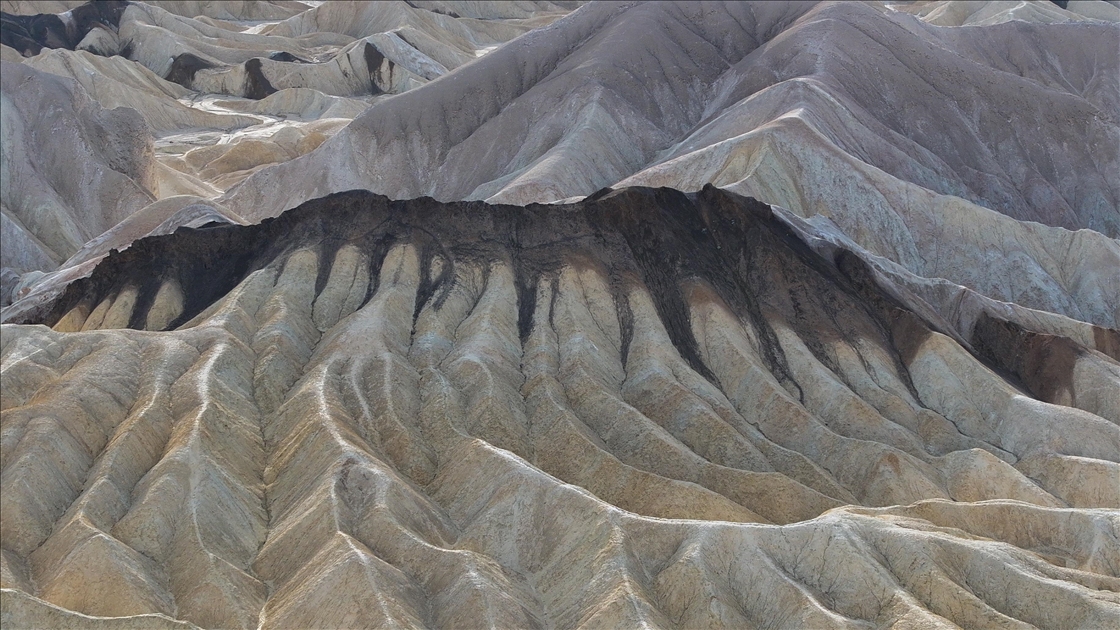 Death Valley'deki Zabriskie Point'te jeolojik arazi şekilleri havadan görüntülendi