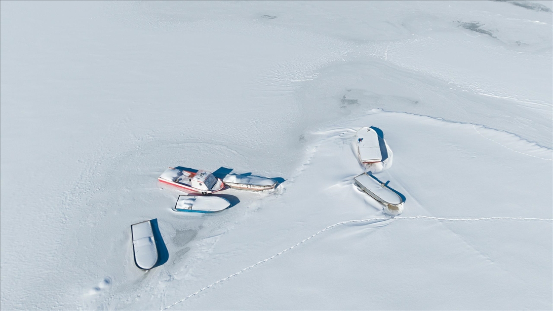 Bitlis'teki Nazik Gölü'nün yüzeyi buzla kaplandı