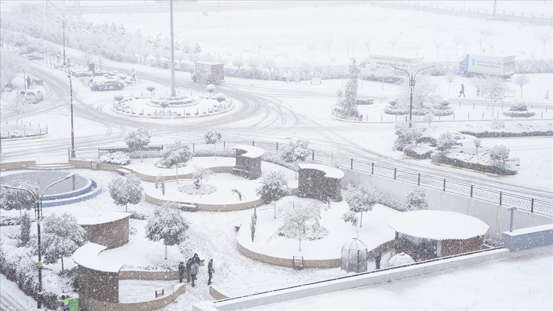 Irak'ın Süleymaniye kentinde kar yağışı etkili oldu