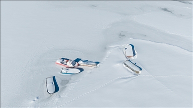 Bitlis'teki Nazik Gölü'nün yüzeyi buzla kaplandı