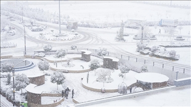 Irak'ın Süleymaniye kentinde kar yağışı etkili oldu