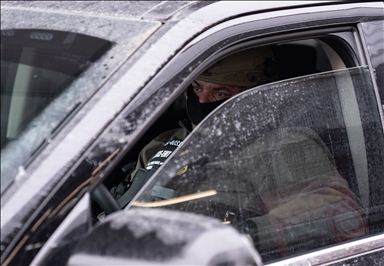 Жители протестовали против сотрудника таможни США Грегори Бовино в Миннесоте, когда он делал покупки на автозаправке