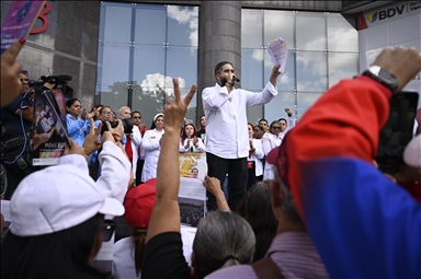 Тысячи людей в Каракасе вышли на митинг в поддержку Мадуро