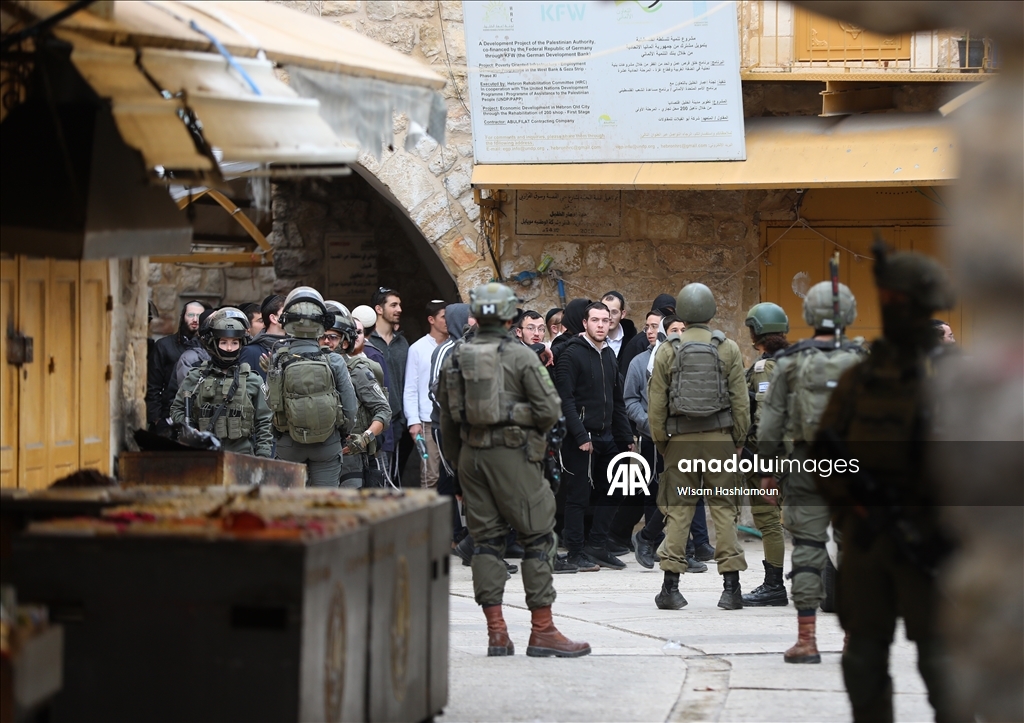 İsrail askerleri ile Filistin topraklarını gasbeden yerleşimciler, El Halil kentine baskın düzenledi