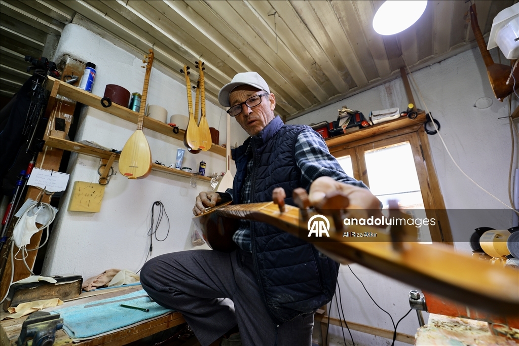 Мастер Орхан из провинции Мугла уже 37 лет изготавливает саз и джуру в мастерской площадью в 5 м²