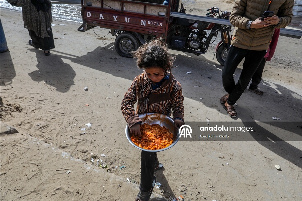Gazze'de yerinden edilmiş Filistinlilere sıcak yemek dağıtımı yapıldı