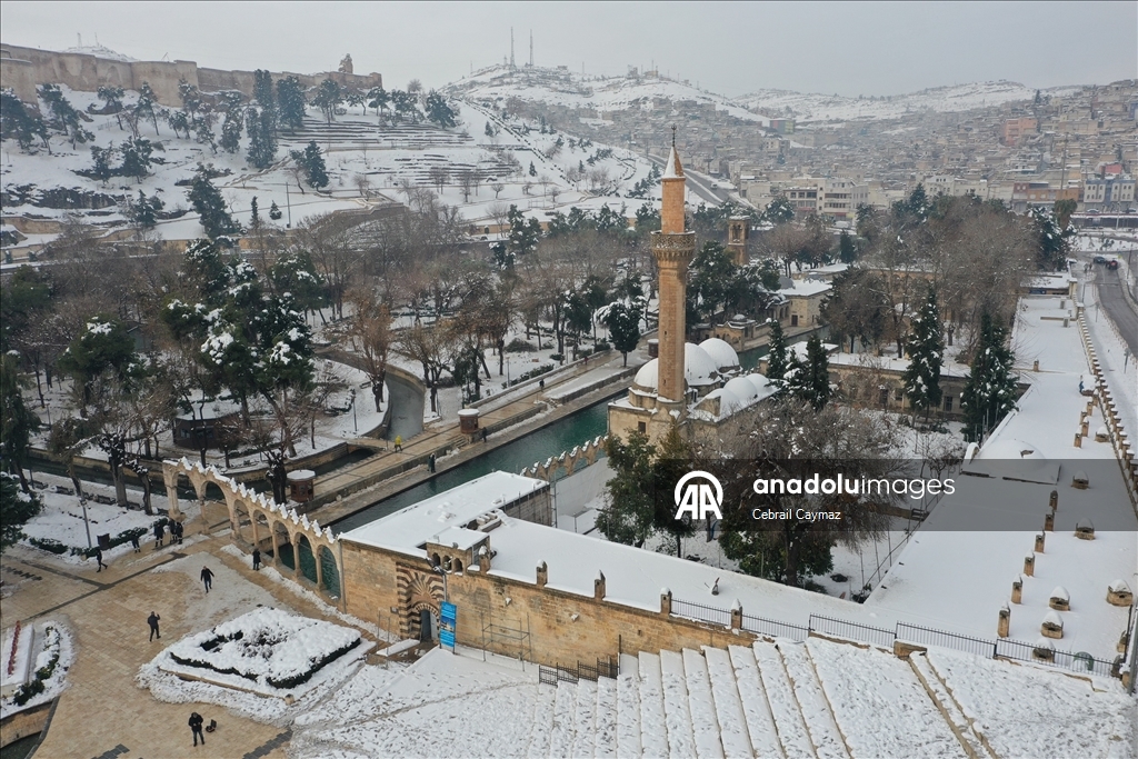 Karla kaplanan Balıklıgöl ve çevresindeki tarihi yapılar dronla görüntülendi