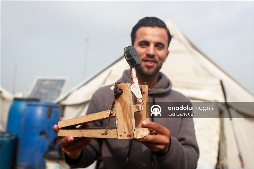 Filistinli genç basit imkanlarla yaptığı davulla sığınmacılara moral vermeye çalışıyor
