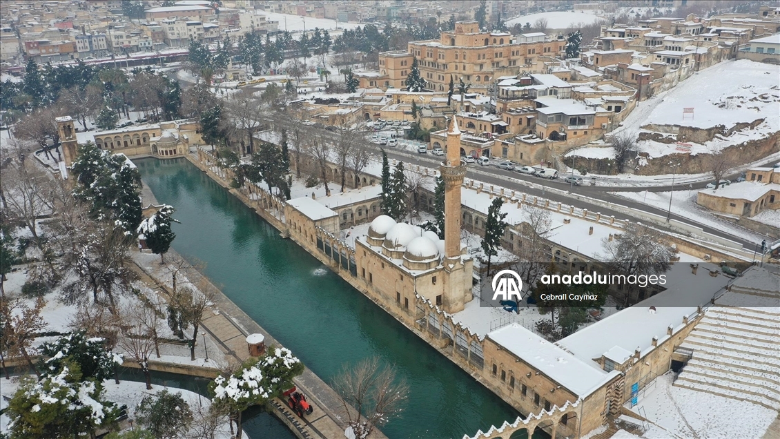 Karla kaplanan Balıklıgöl ve çevresindeki tarihi yapılar dronla görüntülendi