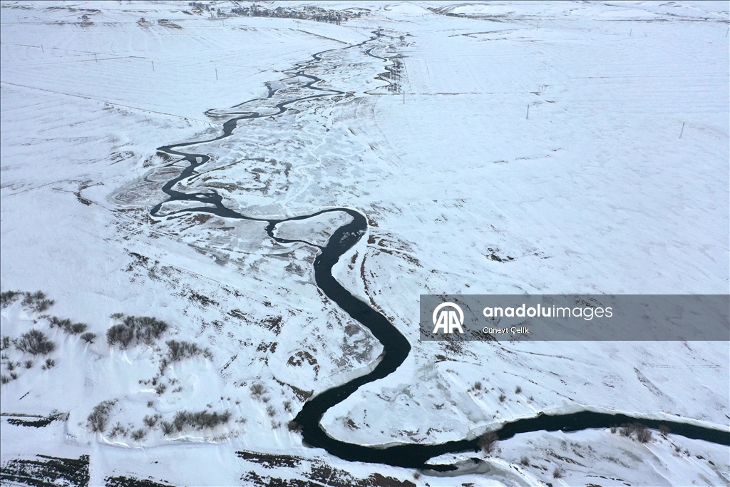 Kars'ta beyaza bürünen köy ve menderesler dronla görüntülendi