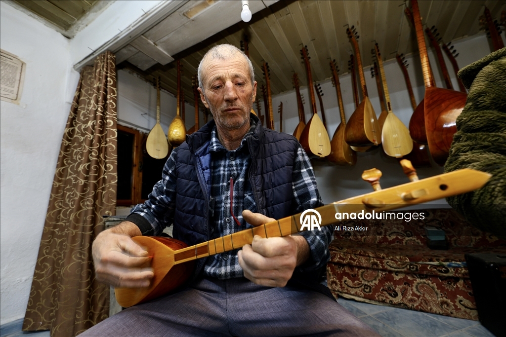 Мастер Орхан из провинции Мугла уже 37 лет изготавливает саз и джуру в мастерской площадью в 5 м²